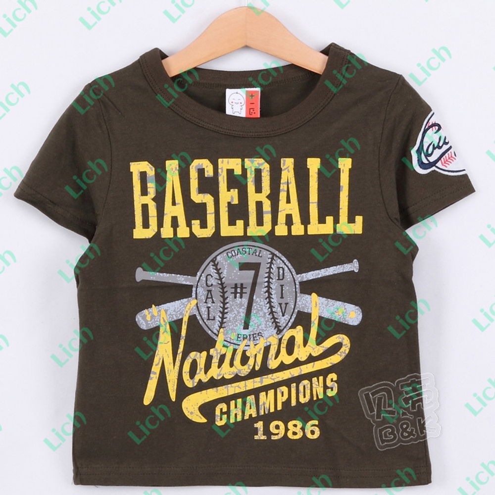 Футболка с контрастными принтами надписей и аппликацией на рукаве