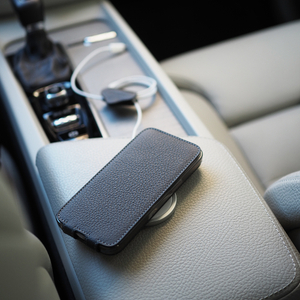 Чехол кожаный для iPhone 13 Pro цвета черный