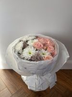 Букет из хризантем, кустовых пионовидных роз и блестящей скиммии