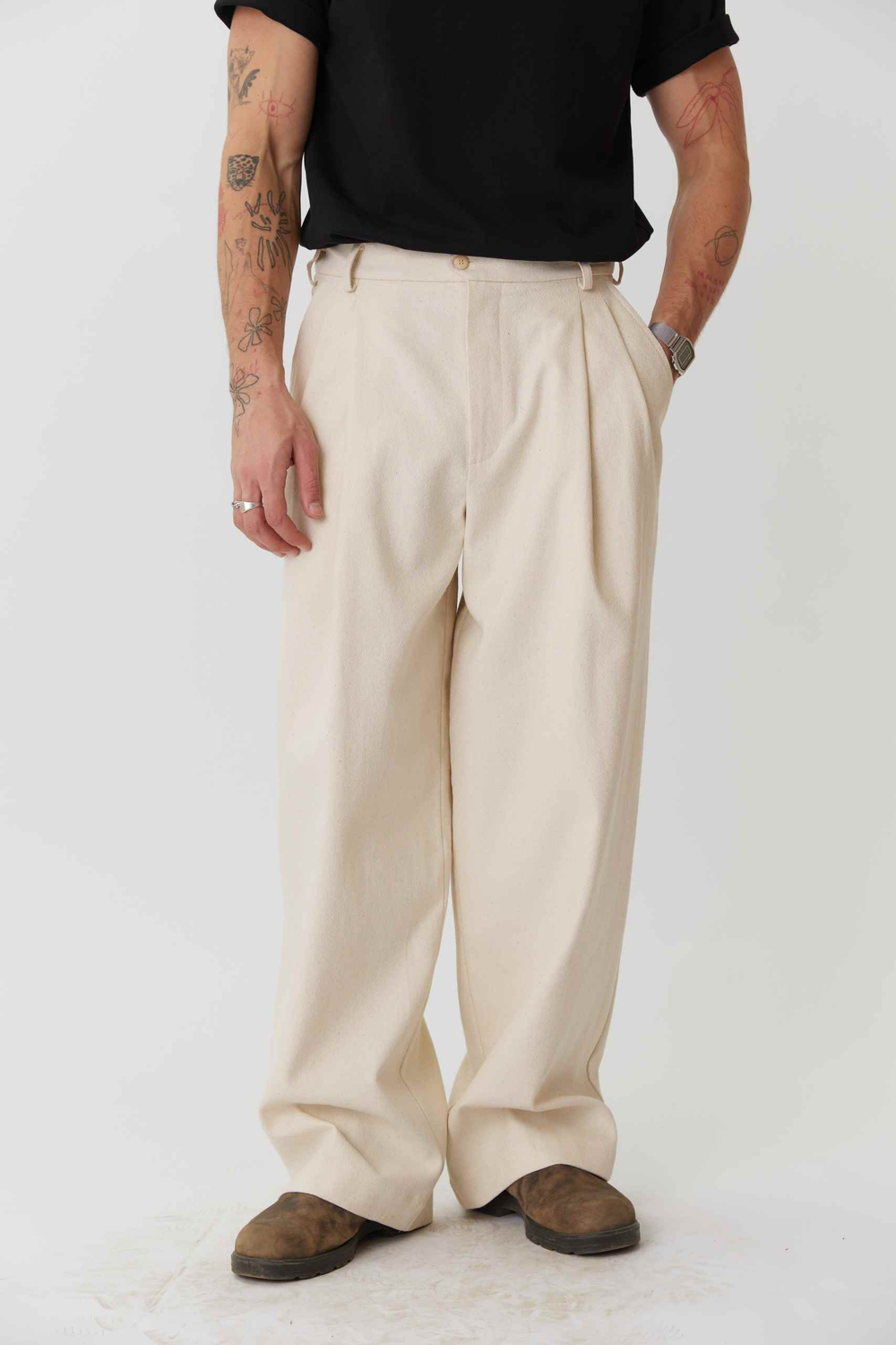 Брюки мужские со складками из молочного жаккарда