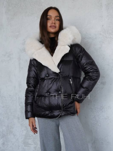 Черный пуховик с белым воротником из меха песца