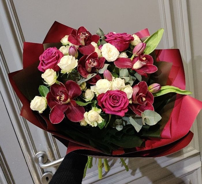 Яркий букет с орхидеей и розами