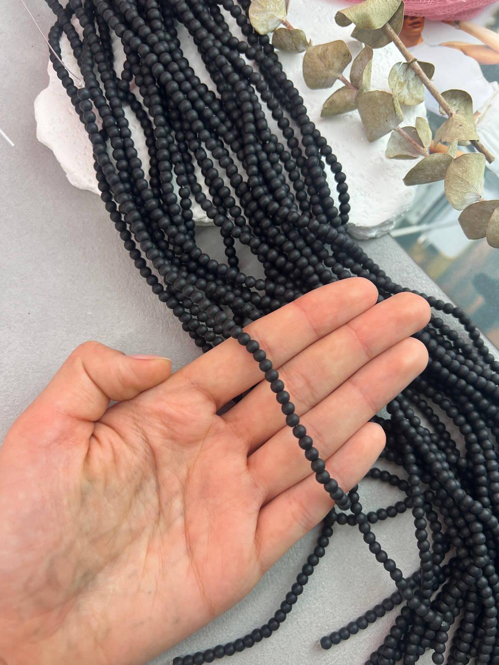 Стеклянные матовые бусины 4 мм, нить 37 см, черный