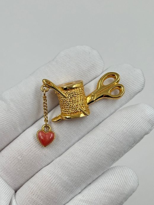 Брошь пин Катушка ниток и ножницы Avon