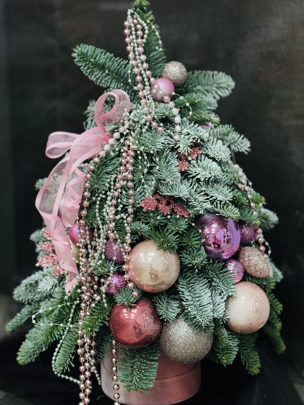 Новогодняя композиция из нобилиса "Елочка ручной работы" оформленная в нежных пудровых тонах, 55-60 см