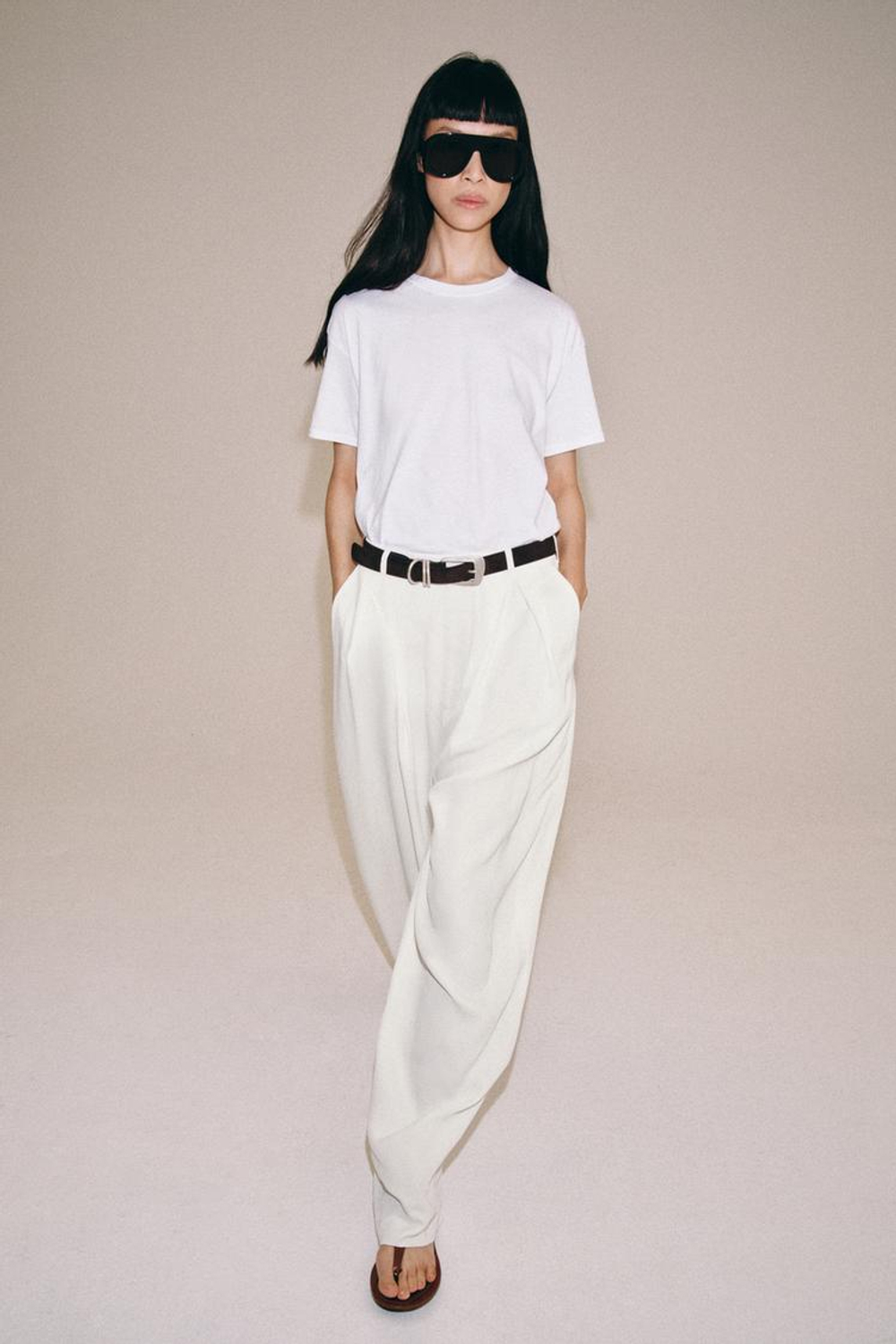 ZARA СВОБОДНЫЕ БРЮКИ С ЗАЩИПАМИ — ZW COLLECTION, ЖЕЛТОВАТО-БЕЛЫЙ