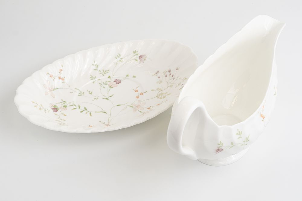 Соусник с блюдом с изображением гвоздик из серии Campion