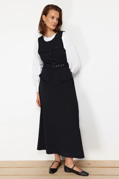 Черное габардиновое платье-жилет без рукавов с поясом TCTSS24EB00161