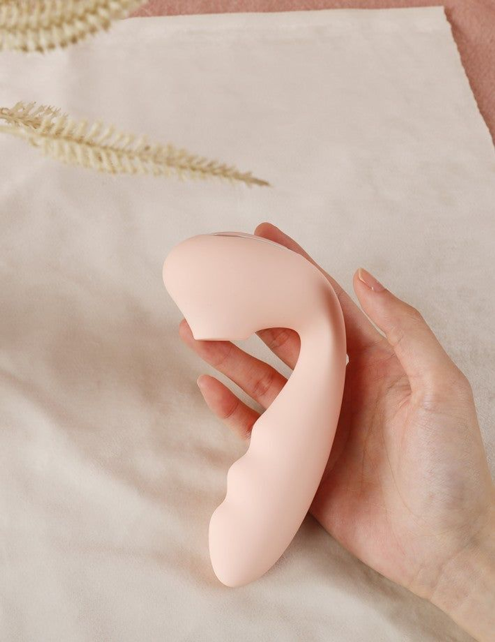 Вибратор BeYourLover Tara 13,9 см с вакуумной стимуляцией и приложением