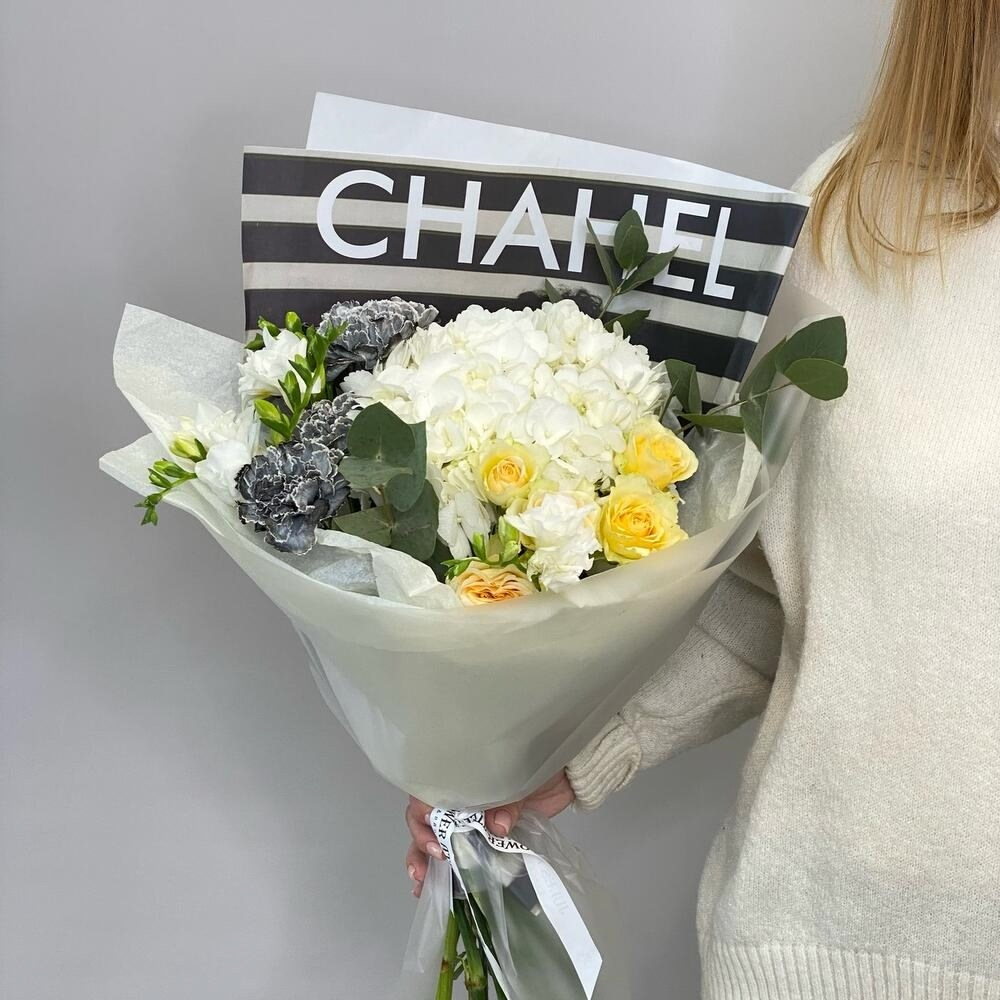 «CHANEL» букет с гортензией, гвоздикой и фрезией