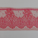 Широкая французская лента “Шантильи” с ажурным мотивом цвета фуксия на красном