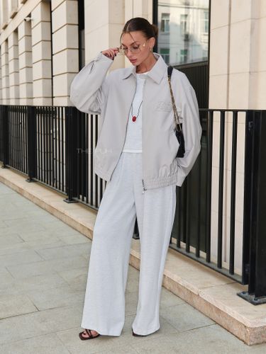 Светло-серый хлопковый бомбер с лого на груди