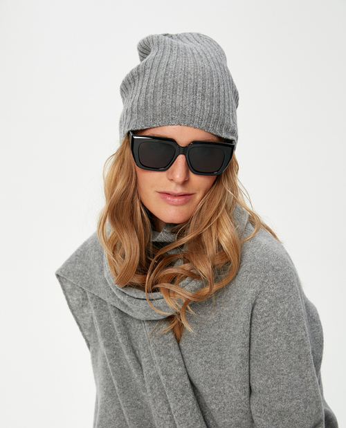 Объемная шапка бини в рубчик