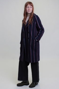 Двубортное пальто темно-синее в красную полосу