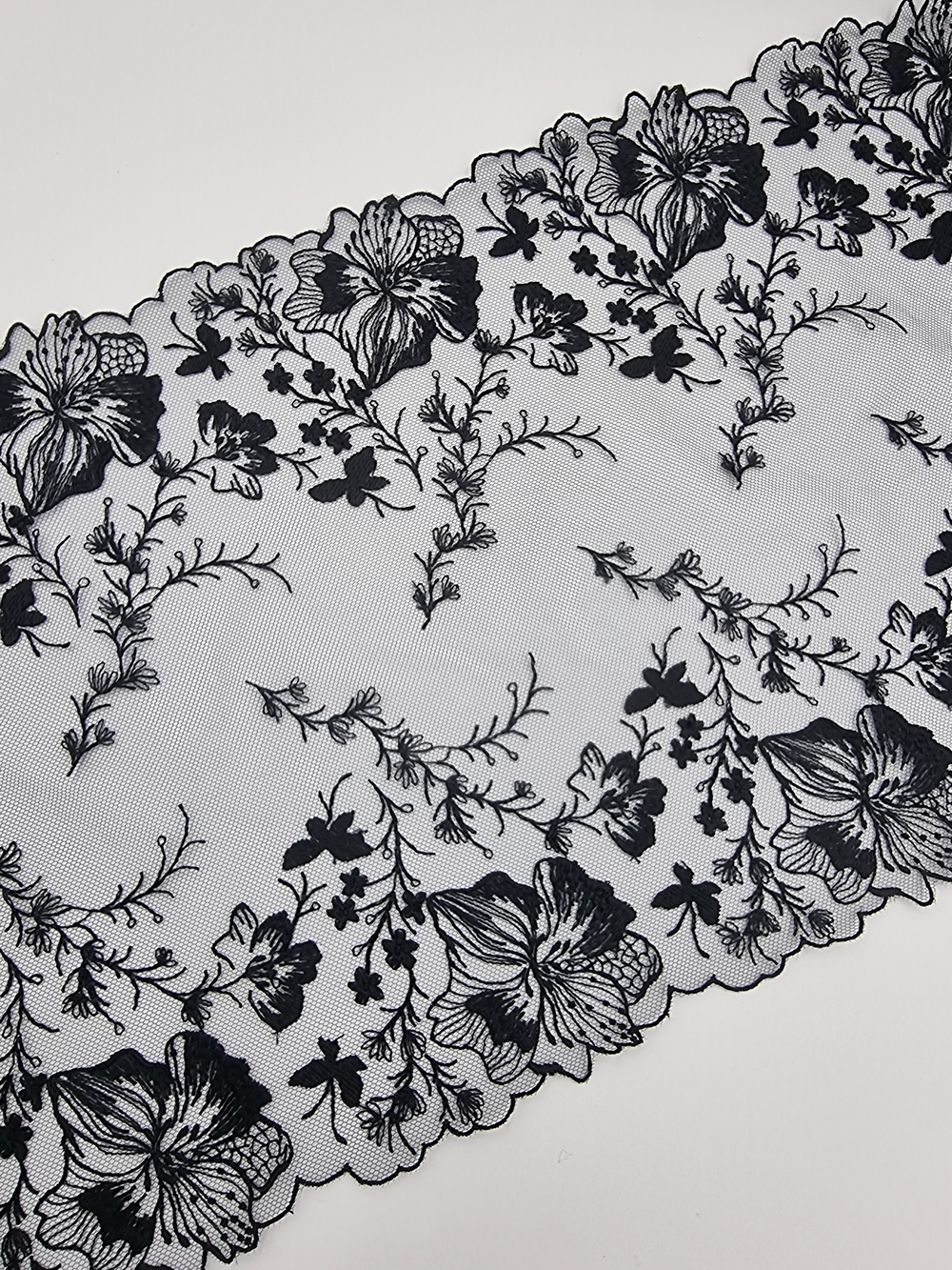 Вышивка на сетке чёрная К722