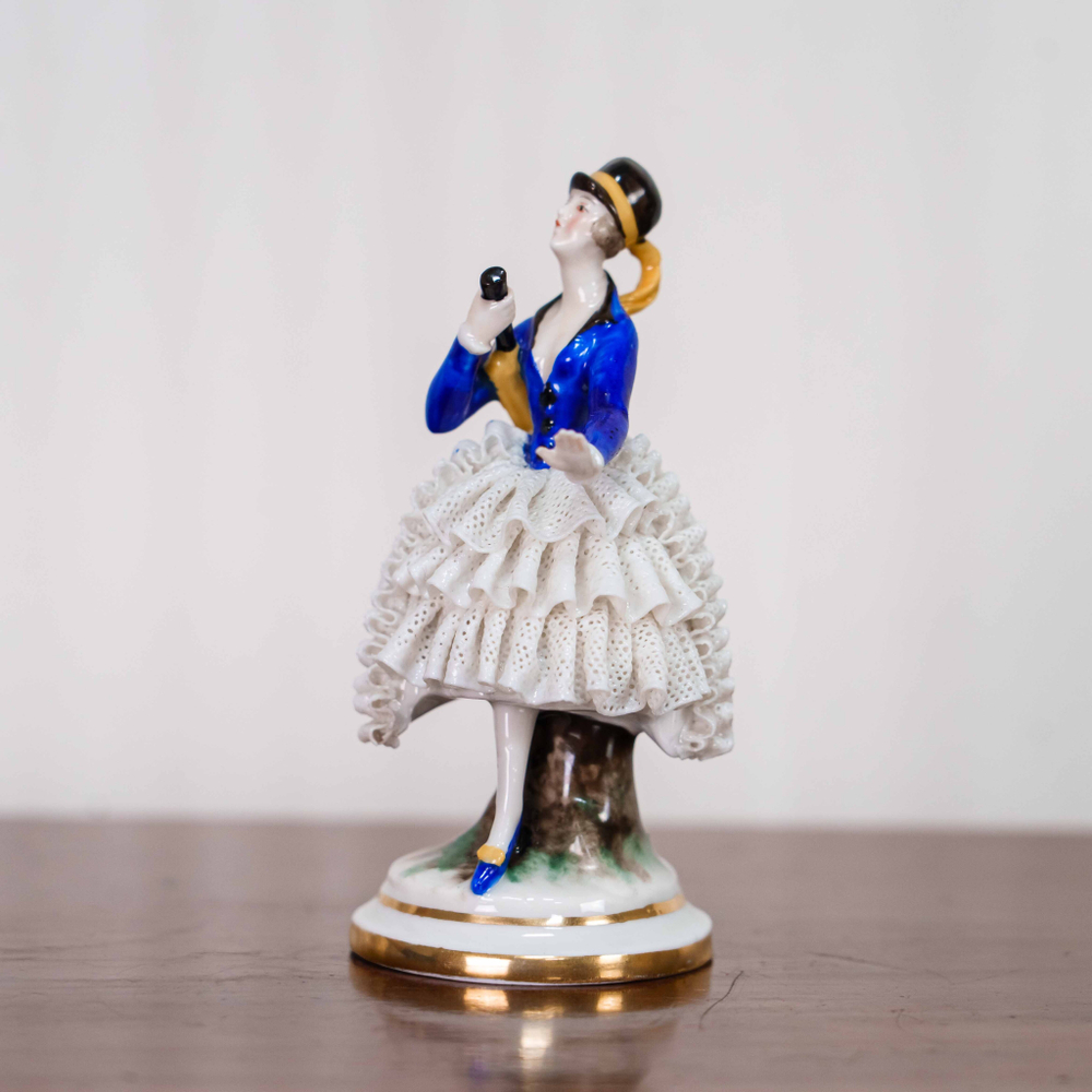 Светская дама с зонтиком