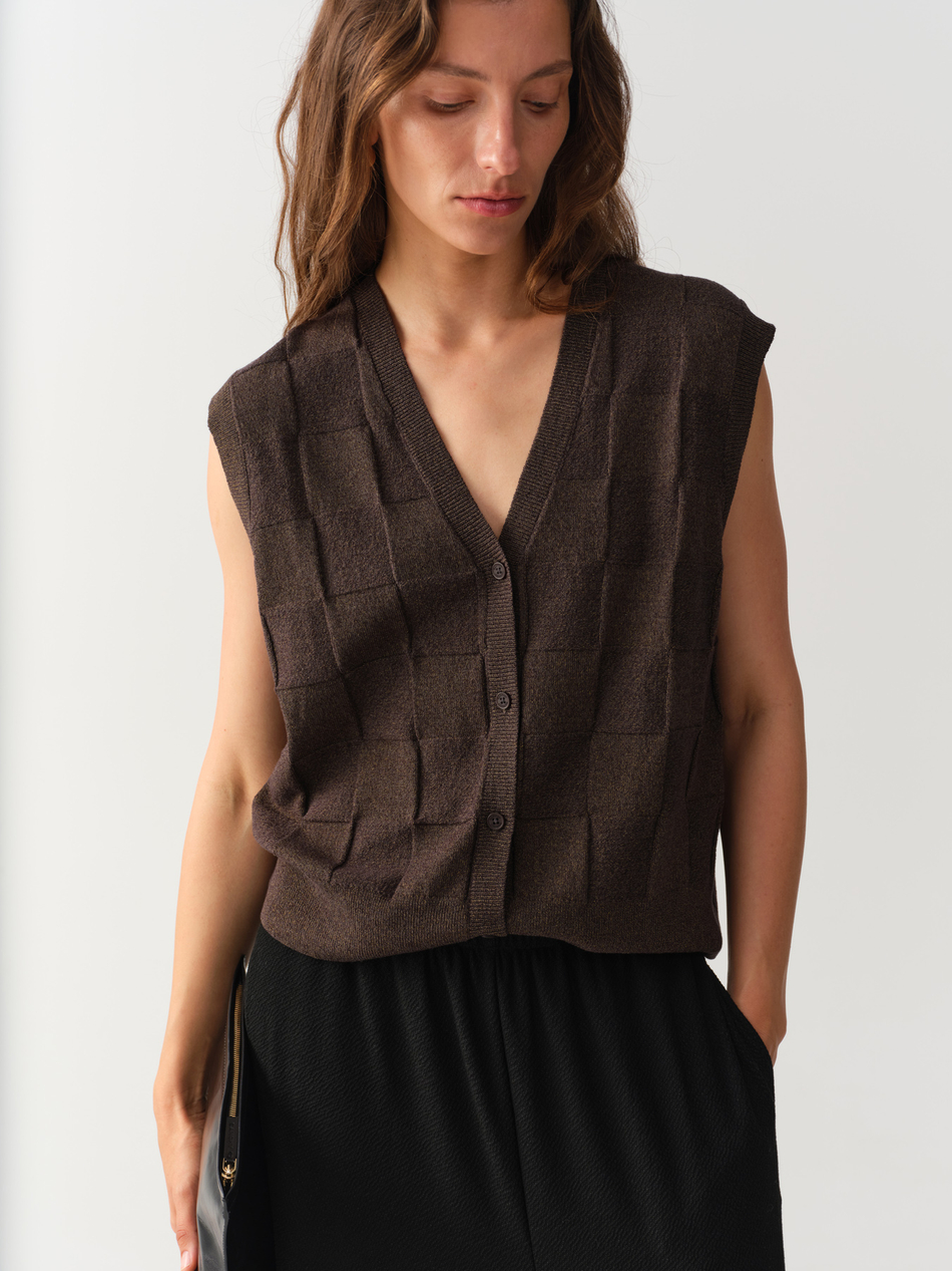 Жилет вязаный