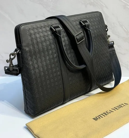 Кожаный портфель Bottega Veneta с плечевым ремнем