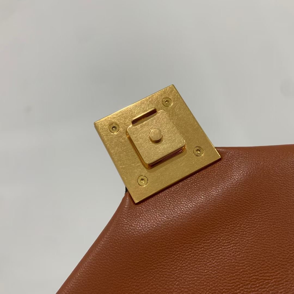 Valentino One Stud Bag with Chain 19 cm