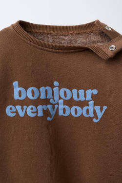 ZARA ТОЛСТОВКА С ТЕКСТОВЫМ ПРИНТОМ, КОРИЧНЕВЫЙ