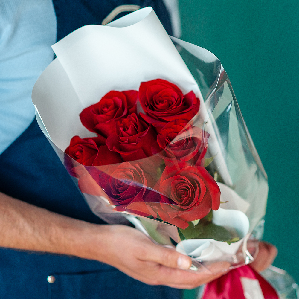 Букет из 7 красных роз Эквадор в оформлении