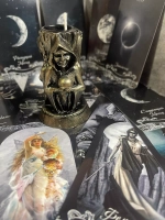 Фигурная свеча в виде Триединой Богини