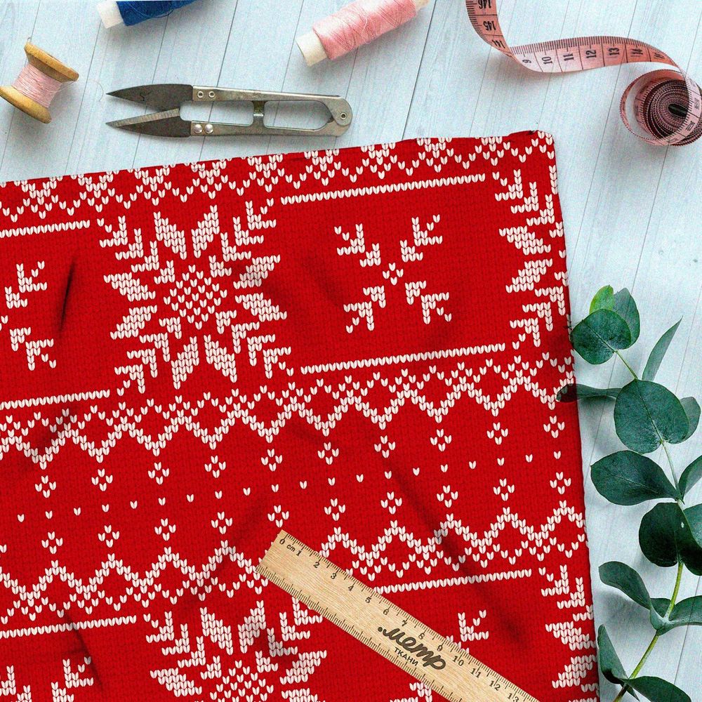 Ткань дюспо вышивка из крупных мелых снежинок на красном свитере