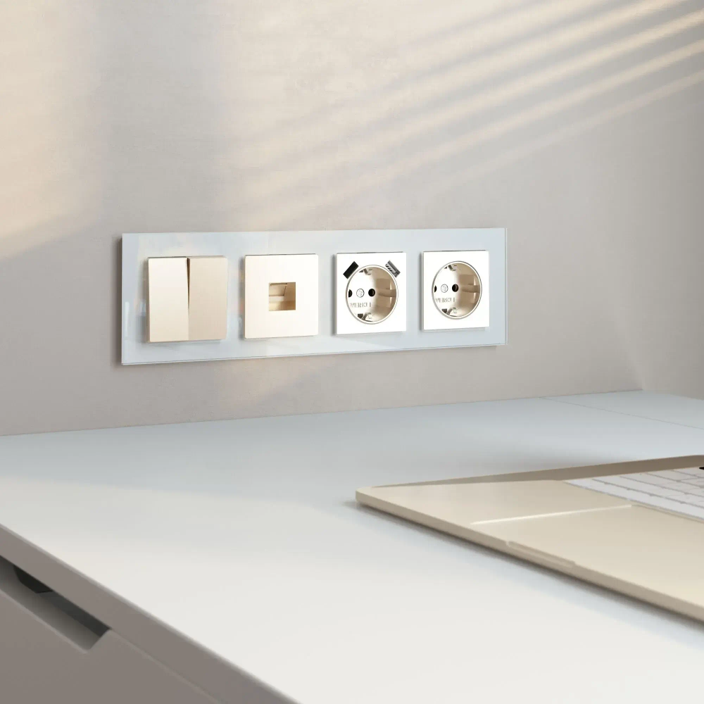 Рамка на 4 поста Favorit (белый, стекло) W0041101