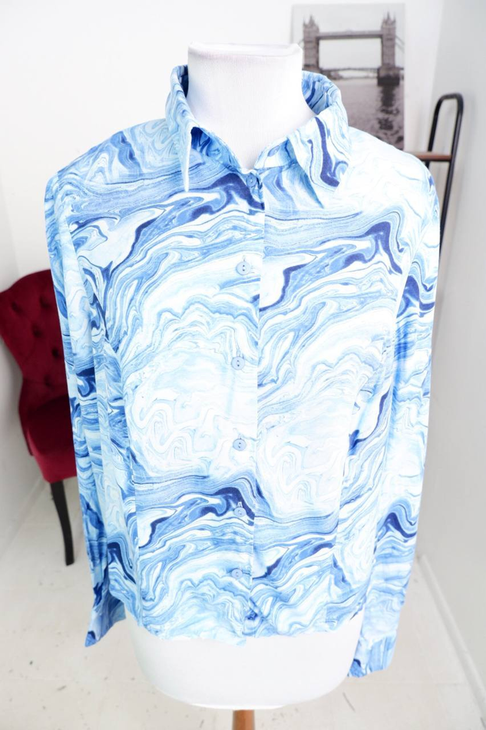 Блузка с красивым принтом, визуально на 46 размер