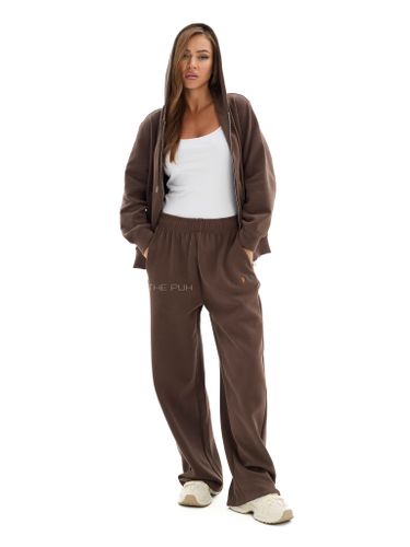 Коричневый костюм с цветной вышивкой на спине