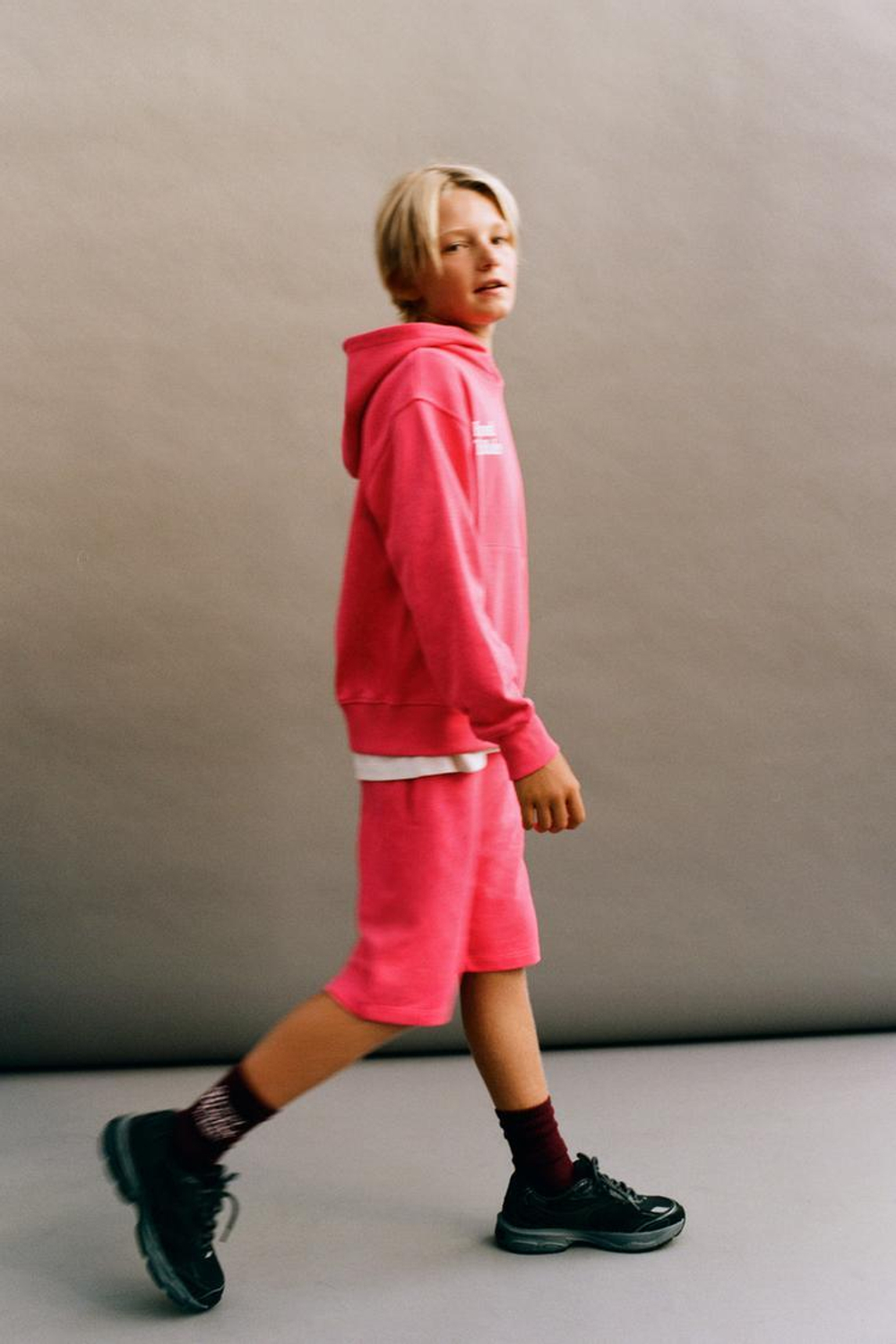 ZARA КОМПЛЕКТ ИЗ ТОЛСТОВКИ И БЕРМУДОВ С НАДПИСЬЮ, РОЗОВЫЙ