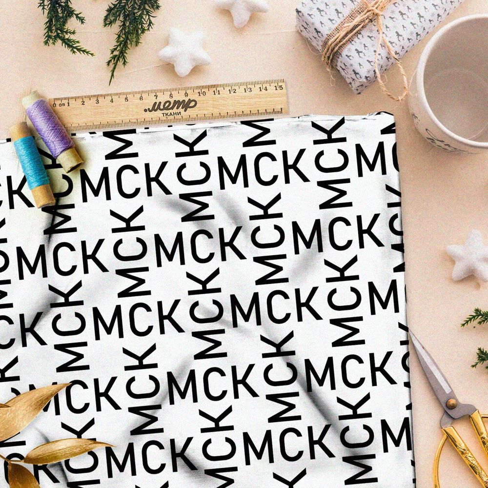 Ткань блэкаут узор из чёрных букв на бежевом фоне