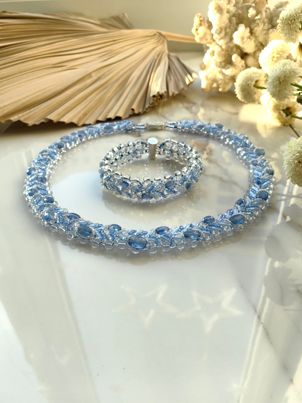 Колье из бисера "Змейка" ручной работы с камнем Гранат (гроссуляр)