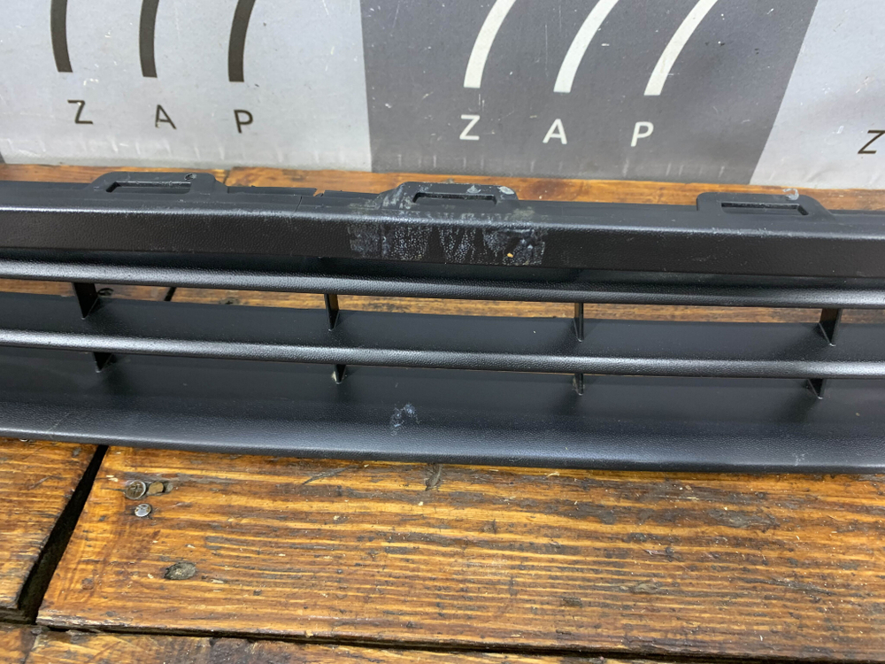 Решетка переднего бампера VW Polo 6 20-нв Б/У Оригинал 6N5853677A