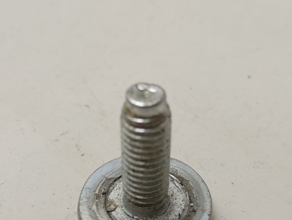 IWUE4105CIS кт64 Болт крепления шкива для стиральной машины Indesit IWUE4105CIS б/у