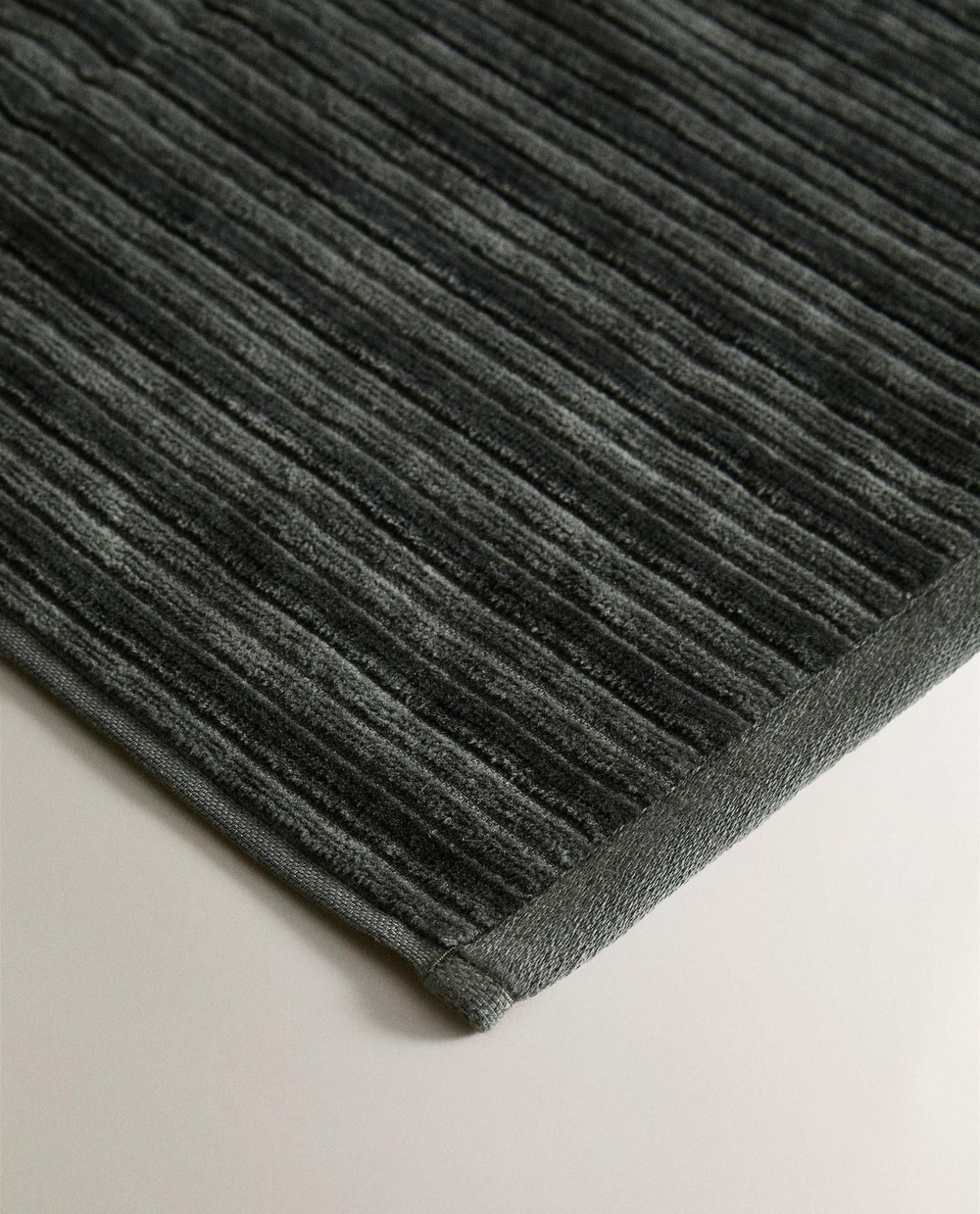 Zara Home - Велюровое банное полотенце с полосатой текстурой, зеленый, 30х50 см