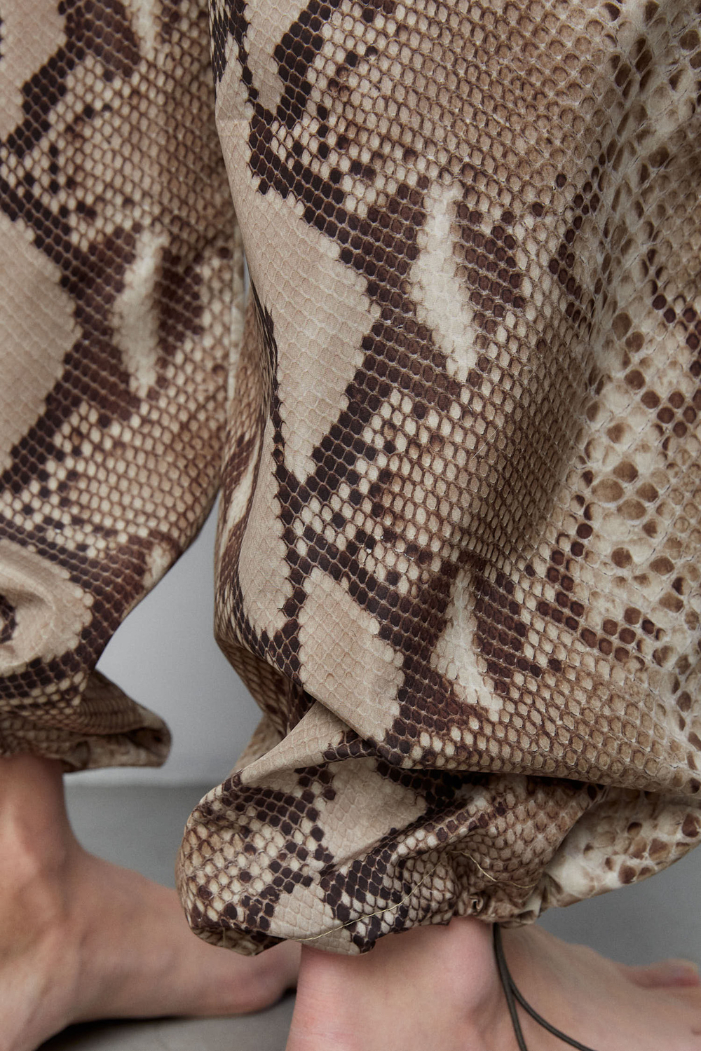 Брюки на резинке из плащевки Стелла Маккартни со змеиным принтом