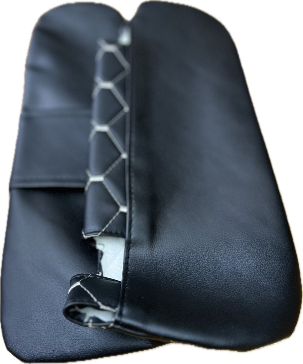 Чехлы на козырьки ЛАДА Ларгус, РЕНО Логан, Дастер, Сандеро (белая нить Рубин)