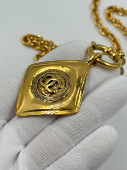 Кулон в виде ромба с логотипом Chanel