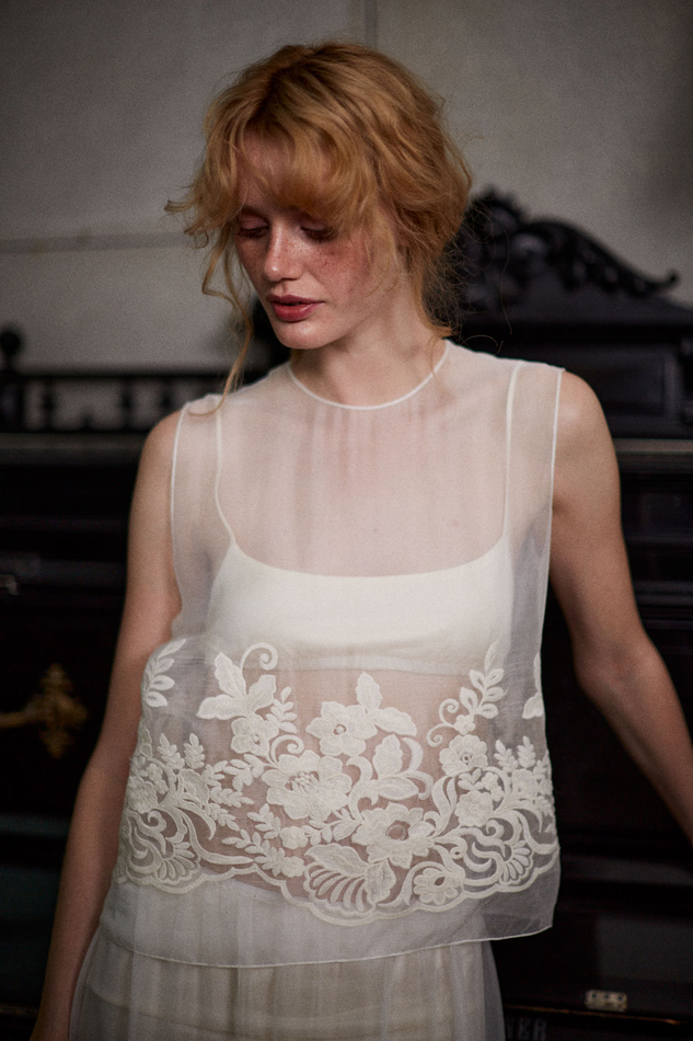 Топ из шелка с вышивкой молочный