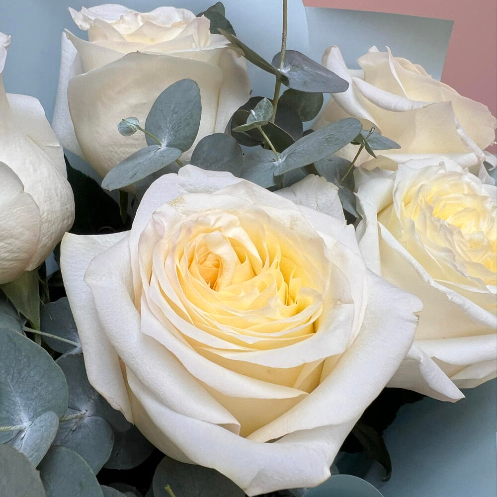 Нежный букет из ароматных пионовидных роз с эвкалиптом