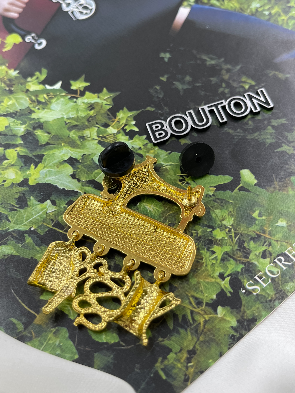 Брошь золотистая с черной эмалью в форме "Швейной машинки" с подвесками скидка