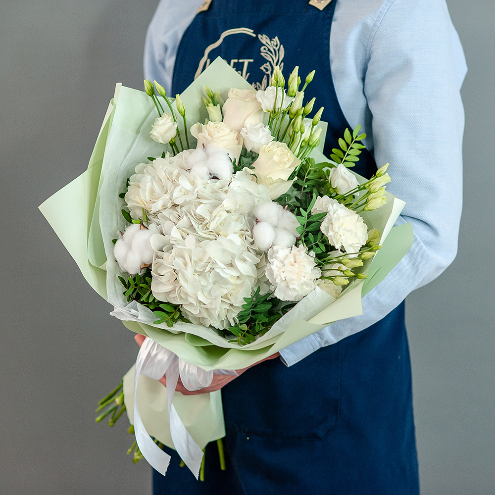 Белый букет с гоортензией и хлопком