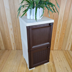 Тумба-шкаф пластиковая "УЮТ", с усиленными рёбрами жёсткости, две дверцы (верхняя сплошная, нижняя плетёная, открытие влево). Цвет: Бежевый с Коричневыми дверцами.