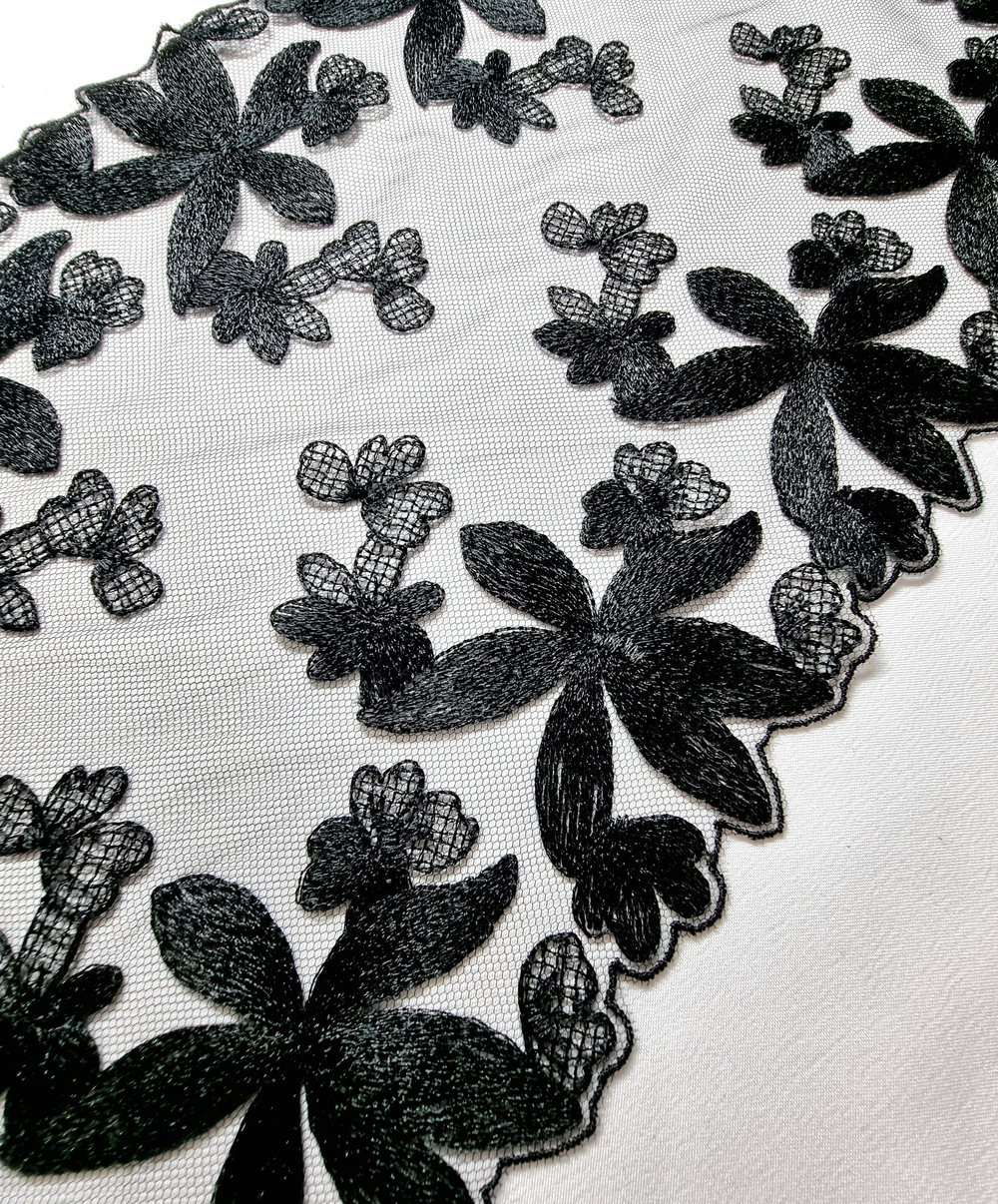 Вышивка на сетке чёрная К118