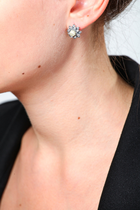 "Хризантема" серьги в серебряном покрытии из коллекции "Жемчужная" от Jenavi с английским замком