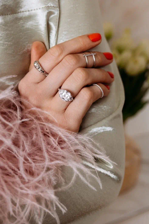 Кольцо со вставками камней