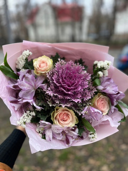 Букет с брассикой и розами