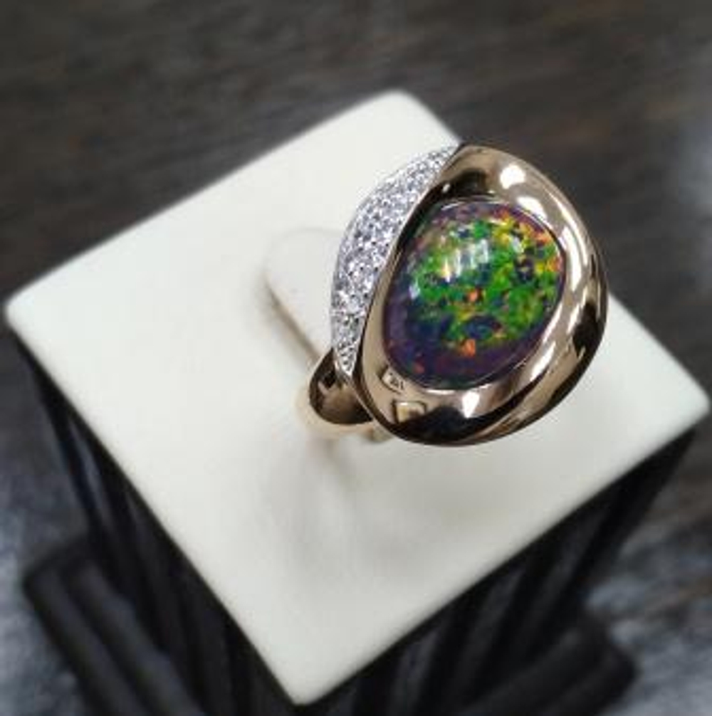 Кольцо из золота с опалами