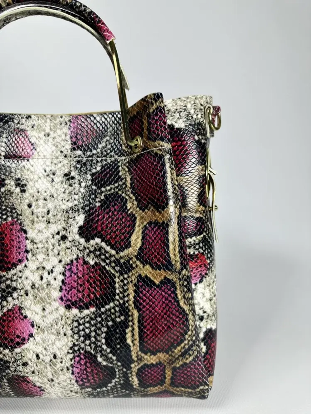 Женская розово-коричневая сумка из натуральной кожи с тиснением питон